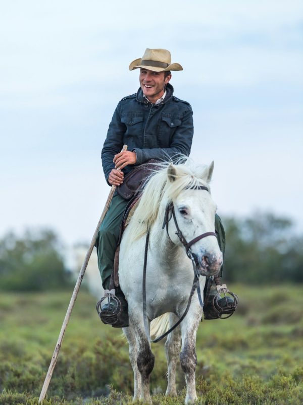 gardian-cowboy-horseman-of-the-camargue-qipgjgusuymykrnkvh5fp92i6weo27a2so3itfhkjk